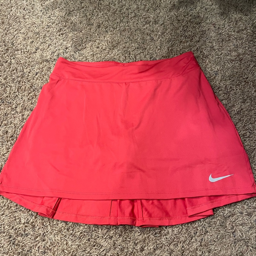 Nike women’s golf or tennis skirt, size small but fits like a medium.